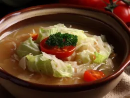 Kapuśniak z młodej kapusty z pomidorami - tradycyjny przepis i wyjątkowy smak