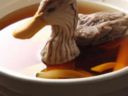 Kulinarne arystokracja: wykwintne consommé z kaczki